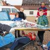 Nach der Rettung aus dem Unfallauto: Die Verletzte wird mit einer Rettungsdecke versorgt. Im Hintergrund beobachtet Kevin Ender die Erste-Hilfe-Maßnahme.