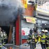 Ernstfall für die „Engine Company 233 Brooklyn“: Eine Autowerkstatt im New Yorker Osten steht in Flammen. Frank Spitzenpfeil hilft bei der Brandbekämpfung.