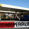Mehrere 1000 Euro erbeuteten Einbrecher in der Nacht zum Montag in der Agip-Tankstelle In der Au in Burgkunstadt. Am Montagmorgen gegen 5 Uhr bei Betriebsbeginn entdeckten Mitarbeiter den Schaden. Die Täter hatten in der Nacht eine Tür aufgebrochen und sich an den Tresoren zu schaffen gemacht, wie das Polizeipräsidium Oberfranken auf Anfrage mitteilte. Dabei fiel ihnen ein höherer Bargeldbetrag in die Hände. Über die genau Höhe der Beute wollte die Polizei vorerst keine Angaben machen. Nach ersten Erkenntnissen waren die Einbrecher nur an Geld interessiert. Wegen der umfangreichen Spurensicherung durch die Kriminalpolizei Coburg war die Tankstelle bis in die Nachmittagsstunden des Montags gesperrt.