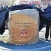 Bauarbeiten offiziell abgeschlossen: Die geladenen Gäste enthüllen gemeinsam den Gedenkstein am Fachmarktzentrum Altenkunstadt.