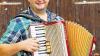 Zünftig: Bauer Sebastian (Bild) ist ein sehr musikalischer Mensch. Darum ging es dann auch mit seinem Freund Markus Gahn von der Partyband „Tollhaus“ in das Tonstudio.
