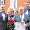1964, also vor 50 Jahren, begann Oswald Krappmann als Vermittler bei der Thuringia-Versicherung, bei der er 1970 als hauptberuflicher Bezirksleiter angestellt wurde. 1972 wurde er zum Inspektor und später zum Oberinspektor befördert. 2004 wurde die Thuringia-Versicherung von der Generali-Versicherung übernommen, wo er noch zwei Jahre hauptberuflich tätig war. 2006 ging der Jubilar in den Ruhestand. Seitdem ist er als nebenberuflichen Vermittler bei der Agentur Jürgen Donath im Einsatz. Direktor Winfried Ernst, Chef der Direktion Bad Staffelstein, gab in einer kleinen Feierstunde einen Rückblick auf die Laufbahn von Oswald Krappmann und überreichte eine Urkunde. Ehefrau Anna Maria Krappmann bekam als Entschädigung für die Zeit, die sie ihren Ehemann entbehren musste, einen schönen Blumenstrauß. Auch Jürgen Donath gratulierte Oswald Krappmann und wünschte sich noch viele Jahre guter Zusammenarbeit.