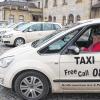 Taxifahrer im Wartestand am Bahnhof in Lichtenfels: Auf die privaten Fahrdienste hat der Mindestlohn erhebliche Auswirkungen.