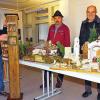 Handwerkskunst und Raritäten: Mit ihren „Schätzen“ bereichern die Krippenausstellung im Kastenhof Organisator Gerhard Fiedler sowie die Krippenbauer Michael Will und Erwin Herrmannsdörfer (v. re.).