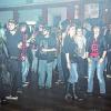 Nicht in Tanzlaune: Die Besucher bündelten sich hauptsächlich an der langen Bar und den Stehtischen.