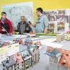 Details gefragt:  Fabian Wirth (links), Tim Renner (rechts) und der 1. Vorsitzende der Eisenbahnfreunde Lichtenfels, Werner Keidel, bei den ersten Überlegungen zur Gestaltung der Miniaturlandschaft, die dem Katstrophenschutz dienen soll.