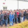 (art)   Am Tag nach der offiziellen Mitteilung erfuhren die Mitarbeiter des Automobilzulieferers Scherer und Trier in Michelau während einer Betriebsversammlung Näheres über den geplanten Verkauf des Unternehmens an die indische Motherson-Gruppe. Unser Foto zeigt Mitarbeiter und Mitarbeiterinnen beim Einlass in die Versammlungshalle. Es sei eine „rundherum positive Veranstaltung“ gewesen, berichtete der Betriebsratsvorsitzende, Peter Leipold, am Dienstag dem OT. Die Belegschaft habe die verschiedenen Reden positiv aufgenommen. Es gebe keine Befürchtungen unter der Belegschaft, dass nicht alle Arbeitsplätze – anders als versprochen – gerettet werden können. „Im Gegenteil“, so Leipold: Der Standort Michelau solle als Entwicklungsstandort ausgebaut werden. Der endgültige Übergang an den neuen Eigentümer erfolge erst im Januar, so Leipold. Der Europa-Chef der Motherson-Gruppe, Andreas Heuser, habe bei der Betriebsversammlung am Dienstag das Unternehmen vorgestellt. Teilnehmer an der Veranstaltung seien auch der Insolvenzverwalter Joachim Exner sowie Landrat Christian Meißner gewesen. Die Belegschaft könne nun in Ruhe das Weihnachtsfest feiern, meinte Leipold.