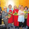 Gute Seelen: Sogar beim „Helferdank“ setzen sie sich mit tagelangen Vorbereitungen für das Wohl der Gemeinde ein. Die so genannten „Golden Girls“ wurden dafür von Pfarrer Heinz Geyer (li.) mit einem kleinen Präsent und mit reichlich Applaus von allen Anwesenden bedacht.
