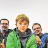 Gemeinsam: Familie Ehrhardt (im Vordergrund) ist dankbar für die Hilfe, die sie nach dem Brand erfährt. FFW-Kommandant Peter Hönninger und Michael Kiefert mobilisieren Hilfe.