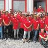 Verschworene Gemeinschaft: Die Mitarbeiter von KnorrPrandell beim letzten Hausverkauf 2014 in Schney.