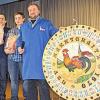 Zünftig: Jungzüchter Tobias Hümmer hilft seinem Vater Roland (rechts) beim Verlosen der Gewinne, die Stefan Oppel (links) präsentiert.