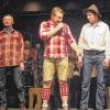 Die Bauern bei der Scheunenparty: Tobias Gehring von der Band “Tollhaus“ stellte die Stars vor. Links: Hühnerwirt Jürgen, von rechts: Bauer Sebastian und Schäfer Rainer.