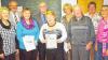 Glückwünsche: Der 1. Vorsitzende Manfred Niewelt (2. v. li.) und die Chorleiterin Dorothea Lintzmeyer (re.) gratulierten den langjährigen aktiven und passiven Mitgliedern zu ihrer Auszeichnung.