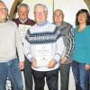 Mit ganzem Herzen: Jahrzehnte lange Treue zum Briefmarkensammlerverein Lichtenfels würdigte Vorsitzender Matthias Müller (von rechts) mit Urkunden und Präsenten. Siegfried Reuther ist seit 40 Jahren aktiv, Ludwig Weigl und Hans Walluch wurden für 60 jährige Treue geehrt und Helmut Görtler ist sein 50 Jahren Vereinsmitglied. Zweite Vorsitzende Elke Werner und Schatzmeister Dr. Jürgen Macheleid schlossen sich mit Glückwünschen an.