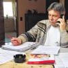 Jede Menge Papierkram: Die Großmutter von Thomas Wollner (unser Foto) wohnt im Kathi-Baur-Alten- und Pflegeheim St. Heinrich der Caritas in Burgkunstadt. Ihr Eigenanteil steigt um 500 Euro. Beim Bezirk Oberfranken beantragt der 49-jährige deshalb Hilfe zur Pflege.