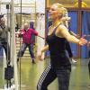 Mit spezieller Gymnastik gegen einen vornübergebeugten Rücken: Physiotherapeutin Madelaine Ziegmann zeigt die Übungen, die „Bechterewler“ turnen sie nach. Achim Spörl (2. v. li.) ist der neue Gruppensprecher. Er hat das Amt von Horst Schwendner (3. v. li.) übernommen.