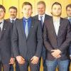 Die Absolventen der Landwirtschaftsschule mit Gratulanten: (v. li.) Rudi Steuer (Bezirksvorsitzender des Verbandes landwirtschaftlicher Meister und Ausbilder in Bayern), Christian Böhmer, Michael Bienlein (BBV), Marcus Albert, Dr. Michael Karrer, Robert Zillig, Schulleiter Hans Vetter und stellvertretender Landrat Helmut Fischer.