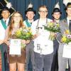 Die neuen Gaukönigshäuser: (v. li.) 1. Auflage-Ritterin Elisabeth Dressel, Auflage-König Harry Fischer, 2. Auflage-Ritterin Birgit Engel, 2. Jugendritterin Laura Wachter, Jugendkönig Marcel Schweigler, 1. Ritter Florian Bauer, König Uwe Feuerpfeil und 2. Ritter Heiko Stamm; dahinter die Standartenabordnungen.