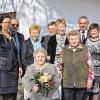 Großer Bahnhof für „Oma Elli“: Elsa Ramming an ihrem 90. Geburtstag mit ihren Kindern, der Enkelin Simone und ihrer Schwester Tina, Brauereiinhaberin Christine Leikeim und Bürgermeister Robert Hümmer.