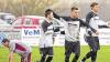 Jubel über die Führung: Während die Oberlangenstadter ihren Mitspieler Daniel Kleinschmidt zu dessen Tor zum 1:0 beglückwünschen, herrscht bei den Obersdorfern Enttäuschung. Immerhin schafften sie noch den Ausgleich.