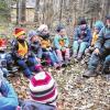 Meditation unter freiem Himmel: Eine Exkursion mit Förster Ludwig Winkler war der Höhepunkt des integrativen Waldprojekts der Kreuzberg-Kindertagesstätte Altenkunstadt und der Tagesstätte Sankt Anna des Heilpädagogischen Zentrums Lichtenfels. In einem „Adlerhorst“ aus Ästen lauschten die Kids den Stimmen der Natur.