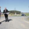 Nun wird doch noch gebaut: Der Radweg von Baiersdorf nach Prügel (im Vordergrund) wird in Richtung Maineck verlängert. An der Einmündung der Gemeindeverbindungsstraße von Altenkunstadt nach Prügel in die Kreisstraße Lif 18 studieren Bürgermeister Robert Hümmer und Geschäftsstellenleiter Alexander Pfaff (rechts) einen Plan zu dem Vorhaben.