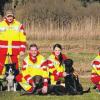 (red) Der Arbeiter Samariter Bund (ASB), Kreisverband Kronach, erweitert sein Hilfsangebot um eine Rettungshundestaffel. Jüngst wurde am ASB-Seniorenzentrum in Rothenkirchen die einsatzbereite Rettungshundestaffel Kronach-Frankenwald-Oberes Maintal vorgestellt. Die sechs Hundeführer der Staffel sind ehrenamtlich tätig, informierte Kreisgeschäftsführer Thomas Scholz vom ASB-Kreisverband Kronach. Doch die sechs freiwilligen Rettungshundeführer/innen sind alles andere als Neulinge in diesem Bereich. Die Hauptaufgabe des ASB-Rettungshundeteams liegt in der Flächensuche. Die Spezialisten können vermisste Personen im unwegsamen Gelände suchen. Einsatzgebiet sind die Landkreise Kronach und Lichtenfels. Unser Bild zeigt: Lars Reichelt, Timo Griebel, Michael Carl, Nena Freund, Bettina Griebel sowie Benjamin Baier.