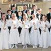 Sieben Mädchen und neun Buben gingen erstmals in der Uetzinger Pfarrkirche zum Tisch des Herrn. In Gruppenstunden waren die Kinder aus Uetzing, Gößmitz, Stublang, Oberlangheim, End, Kaider, Loffeld, Serkendorf und Horsdorf von Pfarrer i.R. Hans Hübner, Stadtpfarrer Georg Birkel, Schwester Katharina sowie von ihren Gruppenmüttern auf dieses Fest vorbereitet worden. Vom Pfarrhaus aus zogen die Kommunionkinder mit Pfarrer, Schwester Katharina, Eltern und Paten unter den Klängen der Uetzinger Blaskapelle in die Kirche, wo die Band „Surprise“ und Christian Geldner an der Orgel spielten. Zur Kommunion sang Lisa Ultsch „Jedes Kind braucht einen Engel“. Am Nachmittag versammelten sich die Kinder zu einer Dankandacht. Hier wurden vom Stadtpfarrer die selbst gebackenen Brotlaibe gesegnet. Zum Schluss überraschten die Eltern die Erstkommunikanten mit dem Lied „Gottes guter Segen sei mit Euch“, welches Christian Voll an der Gitarre musikalisch untermalte. Am Montag fand in der Frauendorfer Pfarrkirche St. Aegidus ein Dankgottesdienst statt. Anschießend besuchten die Kommunionkinder mit ihren Eltern den Freizeitpark Geiselwind.