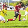 Vor einer Rekordkulisse: Der Lichtenfelser Markus Zrenner nimmt den Ball gekonnt vor dem Ebensfelder Florian Häublein mit, doch kommt sein folgender Pass nicht an.