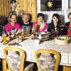 Zünftig: Die Wolfsdorfer Theatergruppe bei der Brotzeit. Akteure sind (v. li.) Dieter Lohneis, Annabell Schrenker, Christoph Fritscher, Thomas Kempf, Stefan Bornschlegel, Steffi Weberpals, Linda Schwarzmann, Carolin Nüsslein, Anja Zipfel und Anne Zapf.