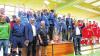 So jubeln Sieger: Die Ehrung der besten Fußballer beim Turnier der Förderschulen mit (vorne, v. li.) Sportbeauftragtem Matthias Hübner, Schiedsrichter Andreas Schnapp (Spvgg Isling), Bürgermeister Robert Hümmer, Schiedsrichter Erich Lutter (SC Jura Arnstein), dem stellvertretenden Gesamtleiter von Regens Wagner Burgkunstadt, Christian Behner, und der Siegermannschaft von der Bertold-Scharfenberg-Schule Bamberg.