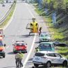 Zwei Menschen wurden schwer verletzt bei einem schweren Motorradunfall am Mittwoch kurz nach 15 Uhr auf der A 73. Kurz vor der Abfahrt Kurzentrum Bad Staffelstein in Fahrtrichtung Bamberg stürzten ein Motorradfahrer und sein Sozius, weil vermutlich der Reifen des Hinterrads platzte. Der 40-Jährige aus Neustadt bei Coburg fuhr mit seinem 16-jährigen Neffen aus Rödental von Lichtenfels in Richtung Bamberg. Bei dem Sturz zogen sich beide dabei schwere, aber nicht lebensgefährliche Verletzungen zu. Das Motorrad kam in der Grünfläche neben dem Seitenstreifen zum Liegen, weitere Verkehrsteilnehmer waren nicht in den Unfall verwickelt. Während der 40-Jährige mit einem Rettungswagen in eine Klinik transportiert wurde, flog ein Rettungshubschrauber den 16-jährigen Verletzten in eine Fachklinik nach Bayreuth. Die A73 war bis 16.30 Uhr in Fahrtrichtung Bamberg total gesperrt, der Verkehr staute sich auf bis zu drei Kilometer Länge.