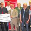 Spendenscheck: Eine 2500 Euro-Spendenübergabe durch die Sparkasse gab es zum Start der Aktion „Könner durch Er-fahrung“. Unser Bild zeigt (v. li.) Sparkassendirektor Roland Vogel, Landrat Christian Meißner, Fahrlehrer Sven Dressel, Kreisverkehrswachtleiter Alfons Hrubesch, Polizeioberrat Willibert Lankes, Fahrlehrer Karl Brendel, Walter Partheymüller von der Sparkasse und Ulrike Weinbeer von der Kfz-Zulassungsstelle.