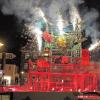 Feuriges Erlebnis auf dem Marktplatz: Am „Turmbau zu Babel“ hingen die Bilder und Symbole, die die Gefangenen der JVA-Ebrach gefertigt hatten.