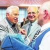 Glückwünsche: Auch der Weismainer Bauunternehmer Alois Dechant (li.) gratulierte Wolfgang Hartmann (Mitte) zum 70. Geburtstag. Ebenso der Zeremonienmeister des MCC, Werner Friedlein.
