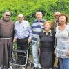 Glückwünsche: Zur Diamantenen Hochzeit von Karl und Margarte Geiger (mit Sträußchen) gratulierten (v. li.) Zweite Bürgermeisterin Sabine Heppner, Pater Kosma Rejmer und die Kinder Günter, Karl-Heinz, Helga und Petra.
