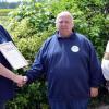 Die Vorsitzenden des Angelsportvereins Unterlangenstadt, Thomas Leimeister (links) und Wolfgang Fugmann (rechts,) überreichten Edgar Hoh eine Urkunde im Rahmen einer besonderen Ehrung. „Du hast dich persönlich um den Baggersee Köhlersacker engagiert“, wandte sich 1. Vorsitzender Thomas Leimeister an das langjährige Mitglied Edgar Hoh. Ohne dessen Zutun, war sich der Vorsitzende bewusst, wäre eine Pacht des Vereinsgewässers nicht möglich gewesen. „Wir haben unserem Edgar viel zu verdanken. Mit einer Urkunde und einer Angelerlaubnis auf Lebenszeit bedanke ich mich im Namen des Vereins für diese Unterstützung.“ Hoh nahm die Urkunde mit Freude entgegen und versicherte, dies gern für den Verein gemacht zu haben.