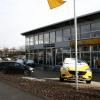 Noch wehen die Fahnen: Nachdem die Kulmbacher Zentrale des Opel-Autohauses Seidler verkauft ist, wird für die Altenkunstadter Niederlassung weiterhine in Investor gesucht.