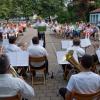 Stimmungsvolle Musik am lauen Sommerabend: Umrahmt von großkronigen Bäumen und der Dreieinigkeitskirche erfreute der evangelische Posaunenchor zahlreiche Zuhörer.