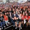 Traditionell feierten die Basketballer der Brose Baskets den Gewinn ihrer siebten deutsche Meisterschaft am Sonntagabend auf dem Bamberger Maxplatz mit mehr als 10 000 Fans neben dem Rathaus. Nach dem obligatorischen Eintrag in das „goldene Buch“ der Stadt Bamberg bedankte sich Trainer Andrea Trinchieri bei den Fans mit: „Ihr ward wundervoll!“ „Das ist das beste Gefühl der Welt“, jubelte Nationalspieler Elias Harris, der wie Teamkollege Daniel Theis erstmals die Trophäe für die beste Mannschaft Deutschlands in die Höhe strecken durfte. „Unbeschreiblich“, nannte Theis die Stimmung im Frankenland. Daniel Theis stimmte dann zusammen mit seiner Frau Lena „We are the champions“ an, das von allen Fans lauthals mitgesungen wurde. Bis fünf Uhr morgens feierte die Mannschaft anschließend in einem Club. Nationalspieler Karsten Tadda hatte auch da noch das abgeschnittene Korbnetz um den Hals.