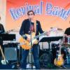 Am Samstag, 4. Juli, 19 Uhr, kommen Fans der Rock- und Popmusik der 1960-er und 1970-er Jahre wieder in den Genuss dieser unsterblichen Songs. In „Fred's Biergärtla“ (Gaststätte Schardt) in Trieb präsentiert sich die „Revival Band“ mit ihrem vielseitigen, nostalgischen Programm in altbewährter Besetzung. Die fünf Musiker mit Gitarren, Bass, mehrstimmigem Gesang und Drums führen musikalisch durch die Rock- und Popgeschichte des vergangenen Jahrhunderts. Die Besucher des Konzerts können sich auf dabei zahlreiche Klassiker und Evergreens freuen, die bis heute keinen Staub angesetzt haben. Durch ihre Interpretationen verleihen die Musiker den unvergesslichen Klassikern der damaligen Blues-, Rock- und Popszene einen ganz besonderen Charakter: Nahe genug an den Originalsongs und doch mit genügend Spielraum für eigene Interpretationsansätze. Stilgerecht umrahmt wird dieses Konzert dabei vom gemütlichen Ambiente des Biergartens der Gaststätte Schardt in Trieb. Der Biergarten ist übrigens ab 17 Uhr geöffnet. Der Eintritt zum Konzert ist frei, teilen die Veranstalter mit.