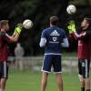 Beim Trainingslager in Bamberg: Die beiden Nürnberger Torhüter Patrick Rakovsky (li.) und Thorsten Kirschbaum werfen sich unter der Aufsicht von Torwarttrainer Daniel Klewer die Bälle zu.
