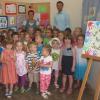 Ausstellung: Die kleinen Künstler vom Kindergarten Seubelsdorf freuen sich über die Ausstellung ihrer Bilder im Foyer des Rathauses, die der Bürgermeister Andreas Hügerich im Beisein der Kindergartenleiterin Ines Heumann (hinten von rechts) eröffnete.