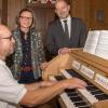 Begeisternder Klang: Nicht nur Paul Neumeister, an der Orgel, Monika Schilkowski und Dekan Johannes Grünwald danken den Jubelkonfirmanden der Jahrgänge 2012 bis 2014 für die neue Friedhofsorgel.