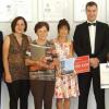Bei der Preisübergabe: Chefredakteur Joachim Braun (Nordbayerischer Kurier), Bianca Zapf (Redaktionsmarketing), Markus Demel von der Sparkasse Bayreuth, Christine Barchtenbreiter und Erika Popp (vierter Preis), Maria Erk (erster Preis, in Vertretung für Inge Dürrschmidt), Finanzminister Markus Söder, Birgid Bensch (zweiter Preis), Ludwig Wiesmann (Vertriebs- und Marketingleiter des Obermain-Tagblatts) und Josef-Werner Diem (dritter Preis).