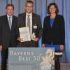 Ehrung: Erneut wurde Systeam mit dem Preis “Bayerns Best 50“ ausgezeichnet: Geschäftsführer Volker Mitlacher (Mitte) freute sich über die Auszeichnung. Staatsministerin Ilse Aigner und Prof. Dr. Thomas Edenhofer gratulierten.
