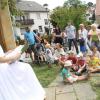Spannend: Am Dorfbrunnen lauschten die Kinder der Kurzfassung des Märchens vom Froschkönig.
