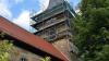 Der Zahn der Zeit: Große Sanierungsarbeiten wurden an der Marienkirche in Burkersdorf in den vergangenen neun Monaten vorgenommen. Pfarrer Reinhold König (li.) und Kirchenvorsteher Volker Wündisch zeigen das alte Zifferblatt der Kirchturmuhr, das nicht mehr zu retten war. Jetzt strahlen neue Ziffern und Zeiger vom Kirchturm.