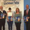 VHS-Leiter Michael Barnickel, Saskia Düll, Jutta Schöpf und Landrat Christian Meißner (v. li.) stellten das neue Programm vor.