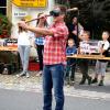 Immer viel Glück dabei: Mit verbundenen Augen ein Ziel zu treffen, erwies sich für alle, die zum Dreschflegel gegriffen hatten, als keine leichte Aufgabe.